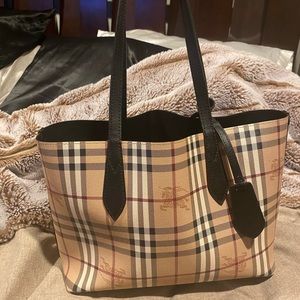 Grainy Calfskin Haymarket Check Medium Reversible Tote🤩